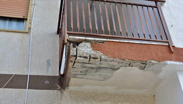 Balconi e frontalini, chi paga le spese di riparazione?